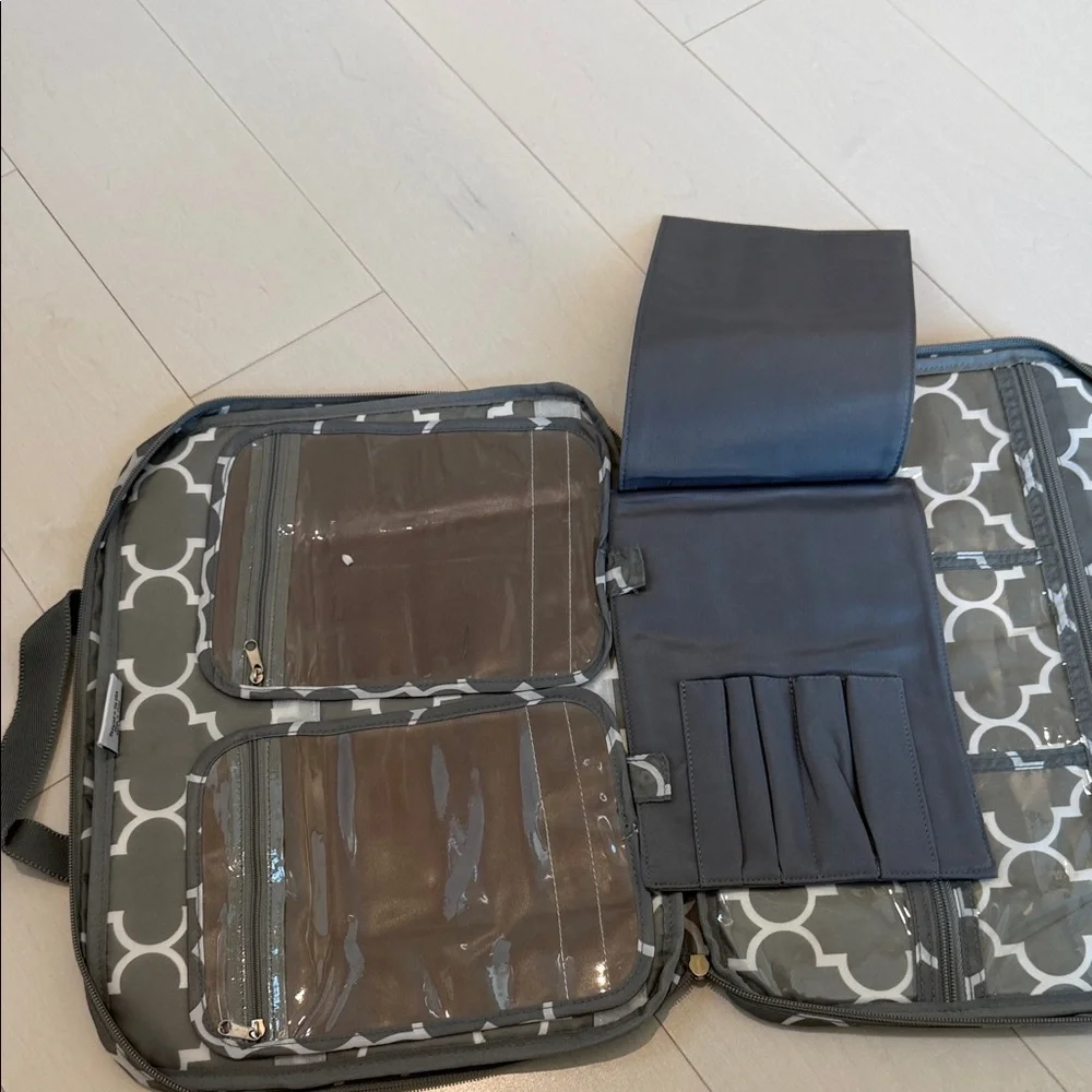 NWOT Rume Gray and White Patterned Makeup Travel Case